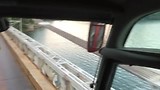 Over een smalle brug naar het hotel voor een diner