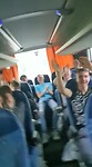 Zingend en swingend in de bus