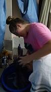 Haren wassen in een teiltje, want douchen kunnen we helaas niet