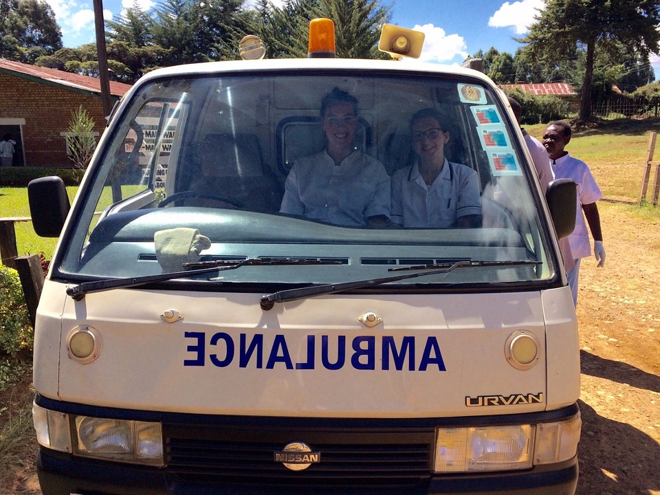 Mee met de Ambu naar Eldoret voor een spoedbevalling