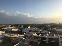 Donkere wolken en lichtflitsen