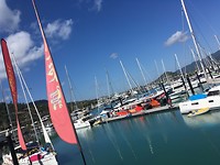 De snelle catamaran ligt klaar
