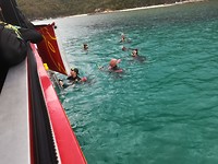 Na snorkelen de boot inklimmen