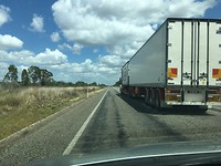 Onderweg passerende truck