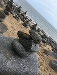 Strand met gestapelde stenen