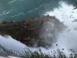 De "hurricane walk" waarbij je tussen twee stromen van de American Falls loopt, spectaculair