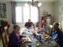 Gastgezin en Aaltje en Leon tijdens heerlijk diner