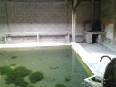 Oud washuis met water, oven en wasrekken te Baye