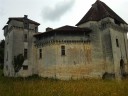 Oud verlaten kasteel onderweg naar Perigueux