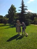 Mijn voorganger vereeuwigd in steen met een hondje die ook op de foto wilde!