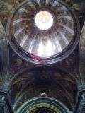 Indrukwekkende koepel van de kerk in Los Arcos