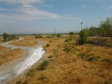 Een droog gevallen rivier, zie je niet veel in Nederland!