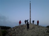 Links, met rode vest ben ik, op de spciale berg Cruz de Ferro