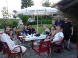 Een gezellig internationaal avondje op het terras in Ribadiso do Baixo