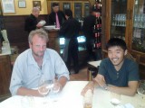 Dirk en iemand van Zuid-Korea tijdens en etentje.