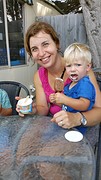 Nicole en Sven ruilen van ijsje