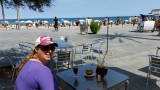 Met de sangria aan het strand