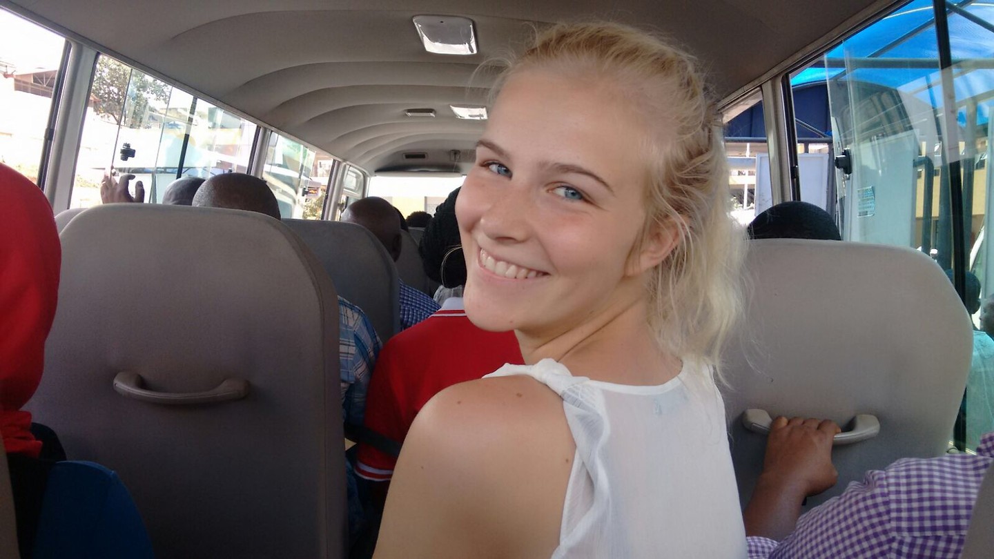 Busje naar Kimironko Foto Rani en Lotte in Rwanda
