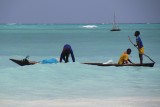 Vissers op het strand in Zanzibar