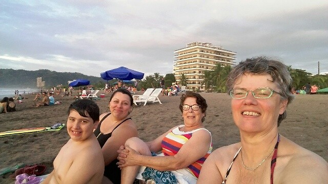 Met familie op het strand Jaco