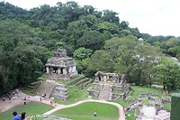 Hoog bovenop de piramide