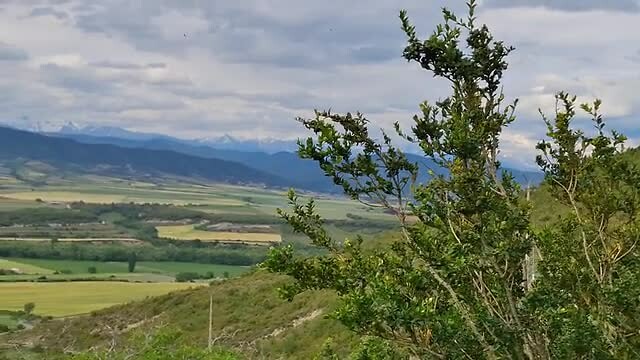 Uitzicht vanuit Arrès op t dal en Pyreneeën