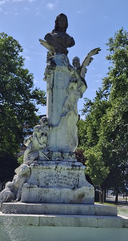 Beeld van oprichter Parque de Doña Casilda