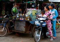 Vrouwen in Cambodja dragen vaak een soort pyamapak