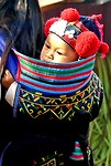 Kindje achterop de rug, hill tribe village