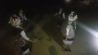 Dansende Ahka meisjes in traditionele outfit