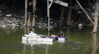 Spullen zoeken in het water