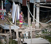 Kind in sloppenwijk, Bangkok