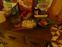Ons eigengemaakte ontbijt van eieren met turkey bacon en griekse yoghurt