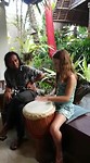 Sarah op de Djembe