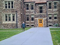 Na 13 jaar weer op de foto van onze vakantie woning in Banff