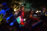 Een avondje uit in een strandbar met live muziek