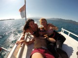 Op het dak van de boot genieten van de zon onderweg naar de duikplaats met Kayla en Matt
