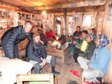 Gezelligheid in de hut... of toch serieus