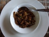 Gefrituurde aubergine en vervolgens gesmoord in kokosmelk