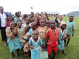 Vrolijke kinderen bij een schooltje in Mount Elgon NP