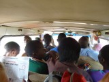 In een Toyota busje (Matatu) 24 volwassenen, 4 baby's en een (nu nog) levende kip