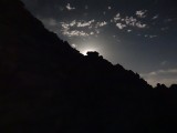 De muur gehuld in het licht van de volle maan