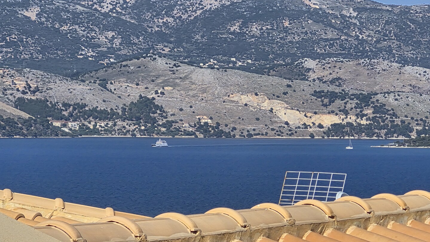 Gespot: Ferry (op 1/3 van links)