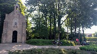 Pauze met koffie en een broodje, bij een kapelletje bij Ulvenhout.