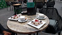 Oranje koek eten, een Friese specialiteit
