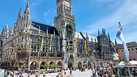 Marienplatz met het Neues Rathaus, het belangrijkste plein in het centrum van München.