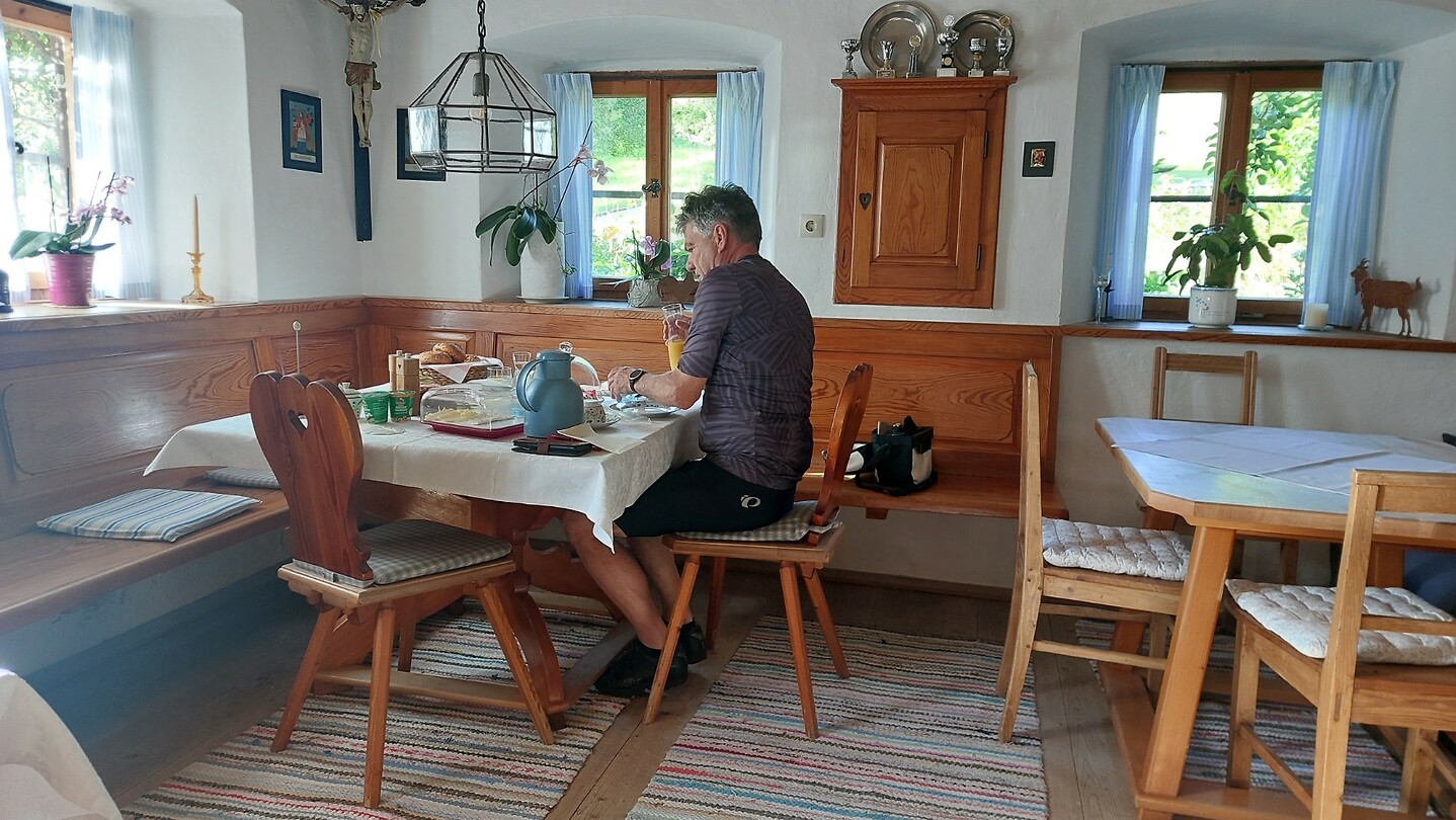 Eerst een ontbijtje en dan op de pedalen op naar ......