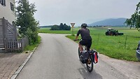Werken door de boeren op de glooiende akkers.