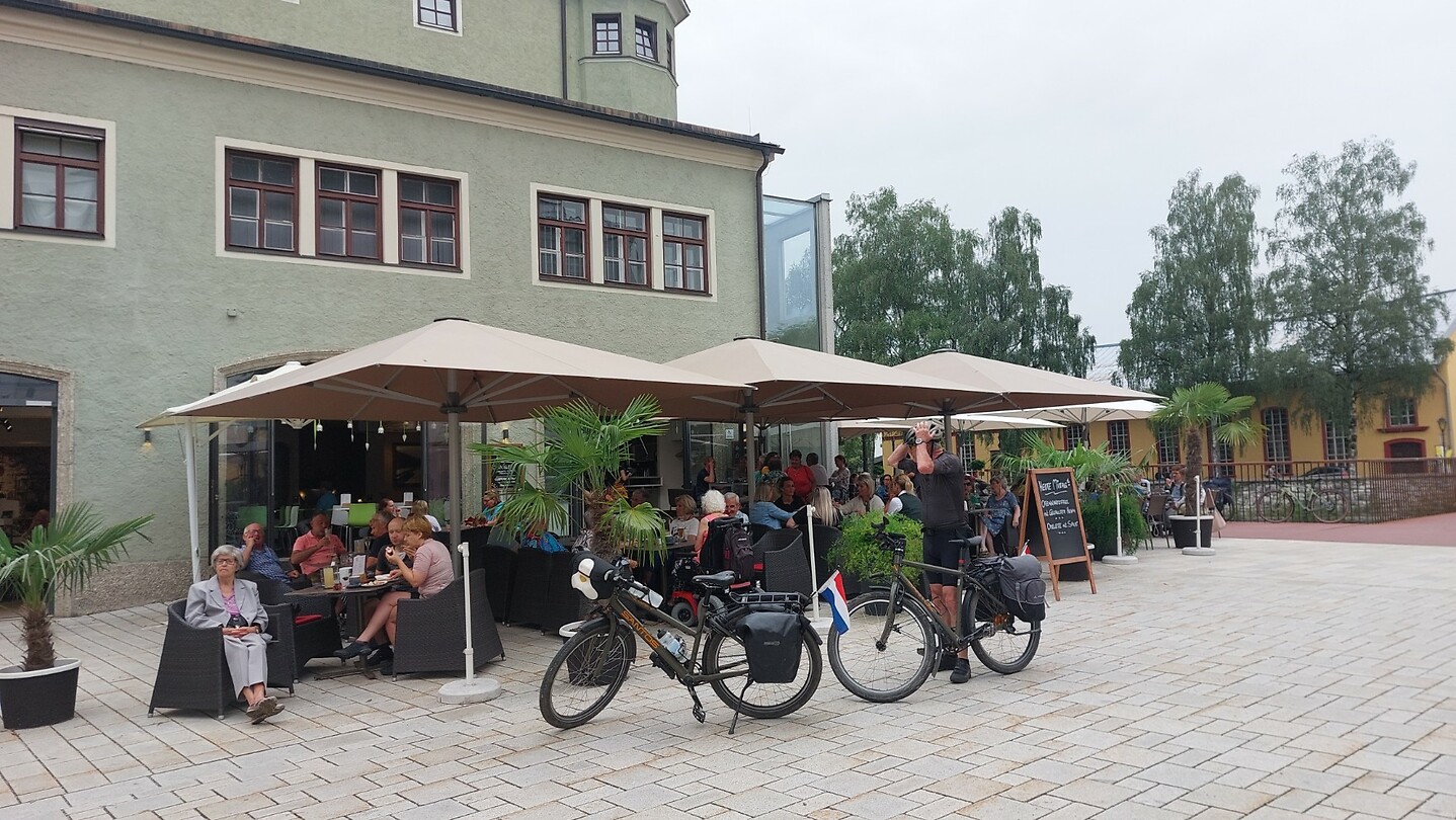 Stop voor een heerlijke koffie met Linzer Schnitte....