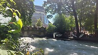 Aan de rand van de Englischer Garten, de Eisbachwelle. Surfspot in hartje München.